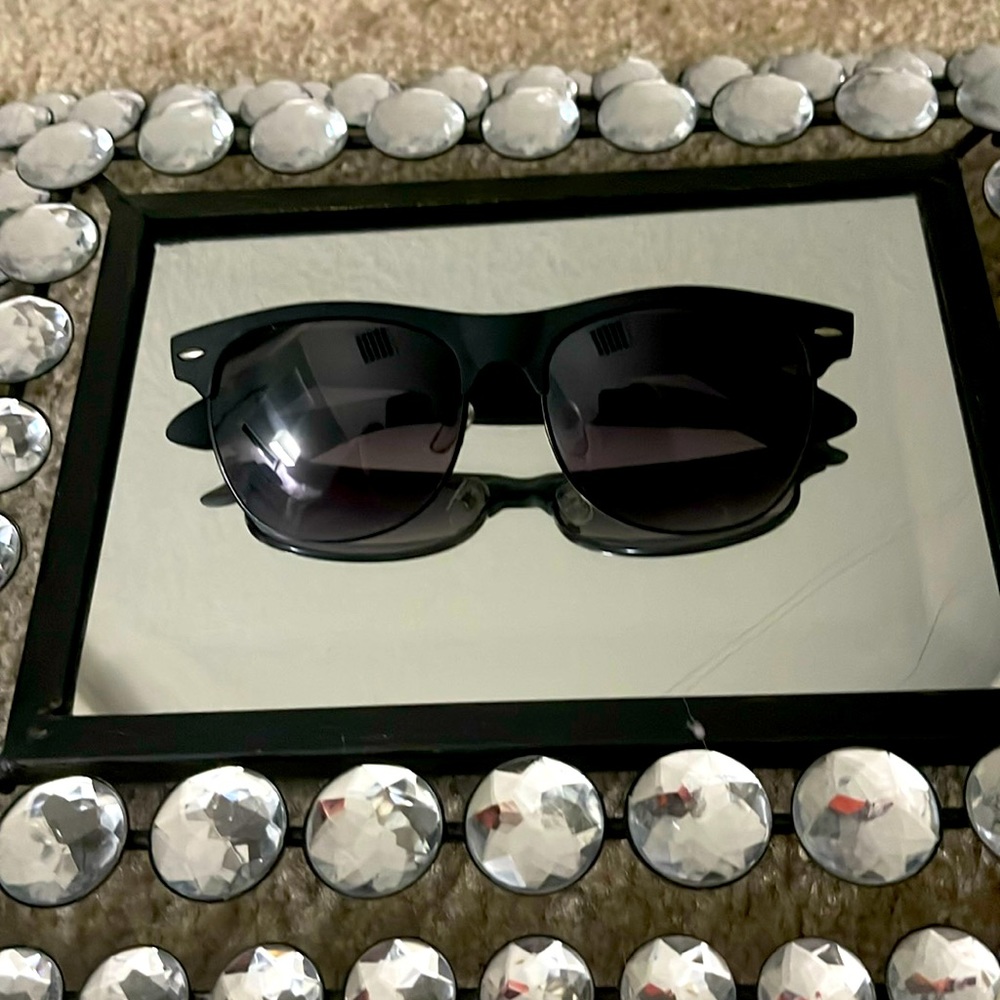 Black fashion sunnies wire frame.